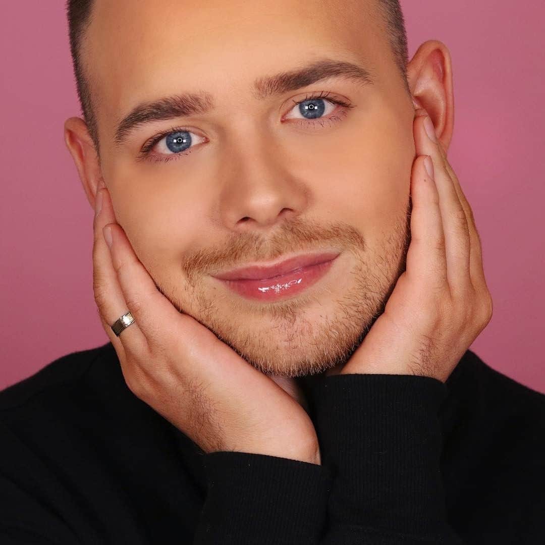 ClarinsUKさんのインスタグラム写真 - (ClarinsUKInstagram)「@jakejamie is our Friday night natural make-up goals as he uses our #1MinuteHeroes to create his every day 'no make-up make-up' look.  #ClarinsMakeUp #ItsAllAboutYou」8月3日 2時02分 - clarinsuk