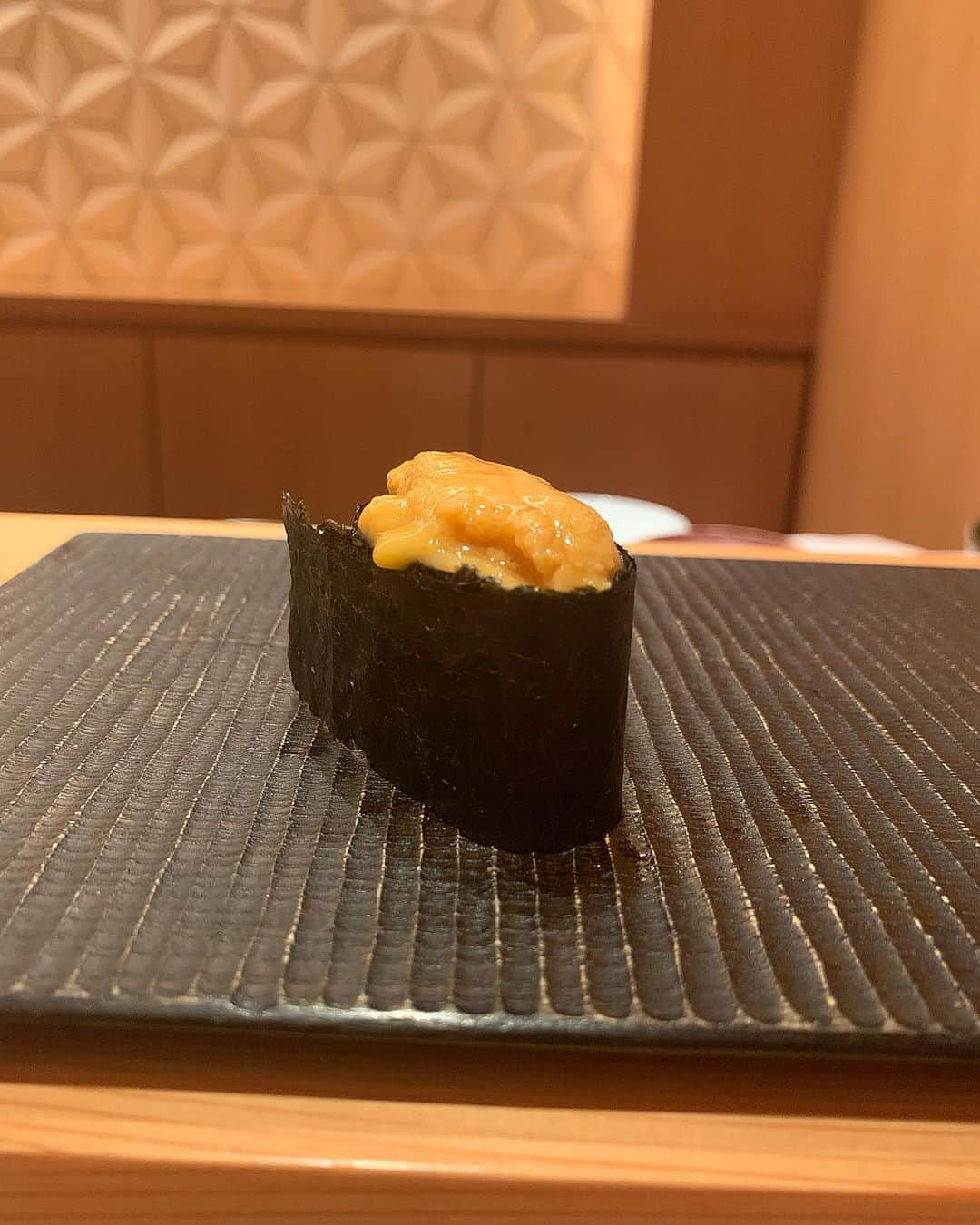 伊東亜梨沙さんのインスタグラム写真 - (伊東亜梨沙Instagram)「愛してやまない新子🥺🍣❤️ 2回目の大地、今回も最高でした🏅 . topsは @charubon.kobe 💕 . . #寿司 #鮨 #大地 #鮨大地 #sushi #新子」8月3日 2時05分 - arisa__917m