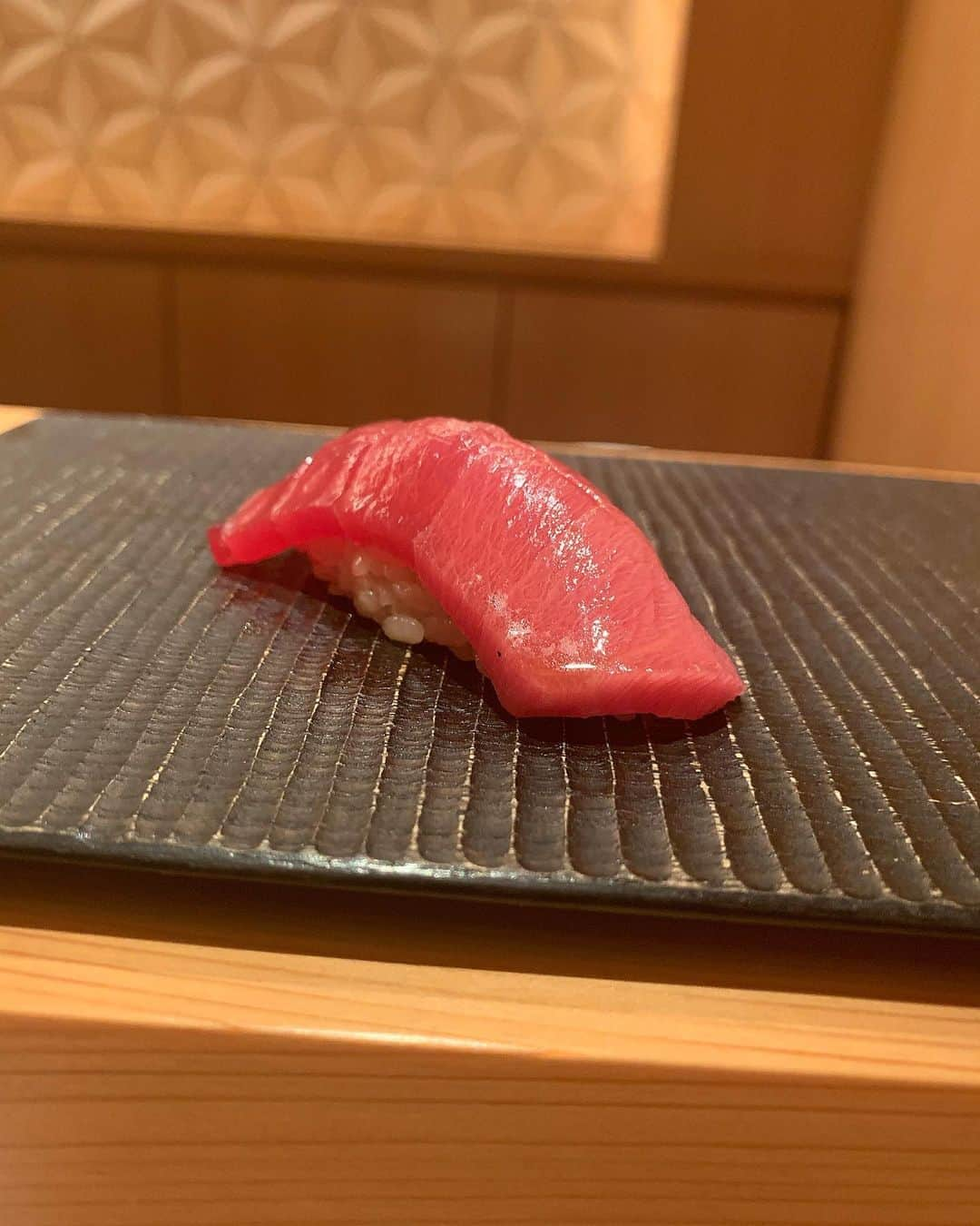 伊東亜梨沙さんのインスタグラム写真 - (伊東亜梨沙Instagram)「愛してやまない新子🥺🍣❤️ 2回目の大地、今回も最高でした🏅 . topsは @charubon.kobe 💕 . . #寿司 #鮨 #大地 #鮨大地 #sushi #新子」8月3日 2時05分 - arisa__917m