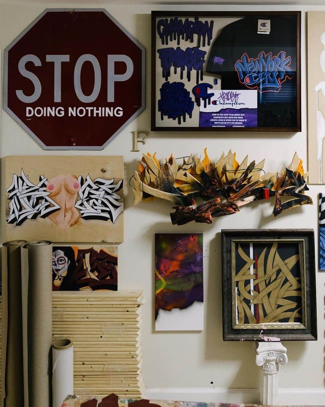 HYPEBEASTさんのインスタグラム写真 - (HYPEBEASTInstagram)「@hypebeastart: For our latest Pen & Paper, we linked up with @whatsinyourfridge at his studio in Long Island to discuss his creative upbringing, signature woodcuts, how he paved his own lane in the graffiti world, as well as recent collaborations with the likes of G-SHOCK and Champion. Head over to @hypebeastart to read the full Q&A. Photo: Eddie Lee/HYPEBEAST」8月3日 2時09分 - hypebeast