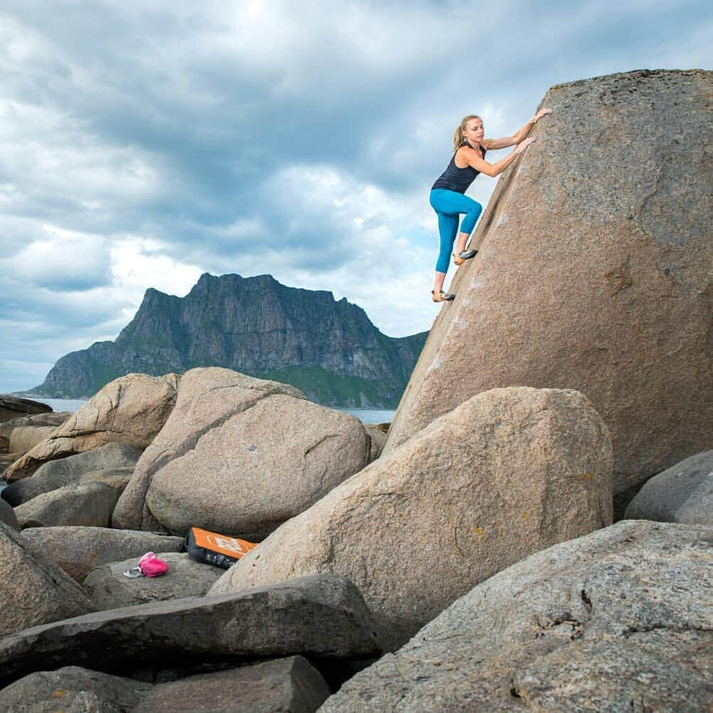 ヨルグ・バーホーベンさんのインスタグラム写真 - (ヨルグ・バーホーベンInstagram)「Midnight bouldering on a boulder with a lighthouse on top. Everything is possible on the Lofoten 😅. A 300 page bouldering guidebook and it seems that only the surface has been scratched. Blocks lying around everywhere: on beaches, in swamps (yikes), in backyards. Only the easy-to-reach stuff has been done so far. The remote stuff remains untouched. Any takers? • 'Outlook' (7C), FA by @nalle_hukkataival 📷 @tobias_lanzanasto • @marmot_mountain_europe @vibram」8月3日 2時12分 - jorgverhoeven