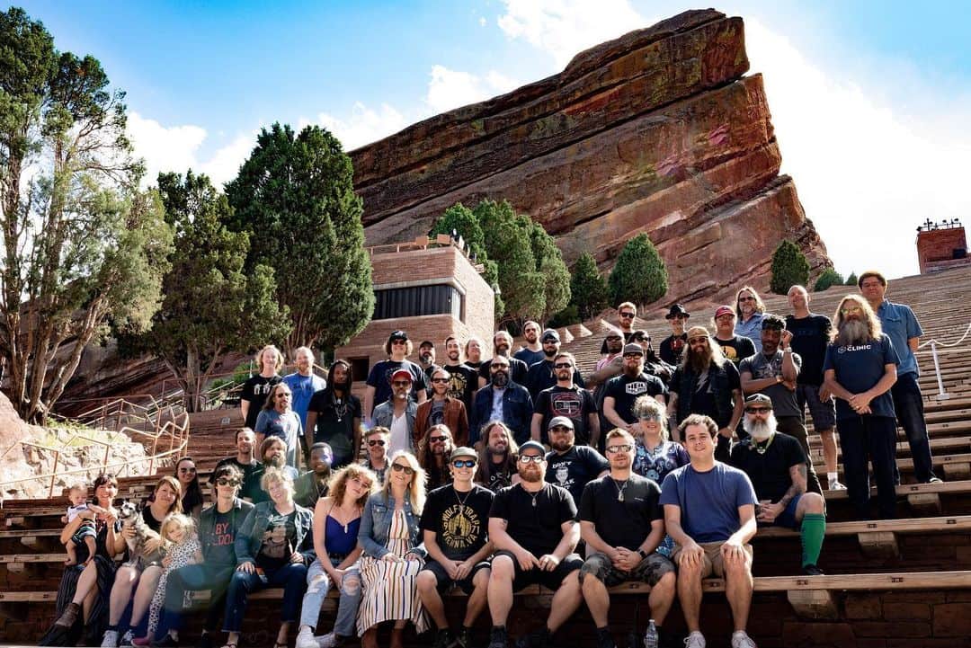 テデスキ・トラックス・バンドのインスタグラム：「It’s grand finale weekend for the 2019 Wheels Of Soul Tour. Thanks to the musicians, crews and families of @shovelsnrope, @blackberrysmoke and TTB for an unforgettable summer, and thanks to fans everywhere for showing up and supporting this massive crazy wonderful tour! 📷: @marcissistic」
