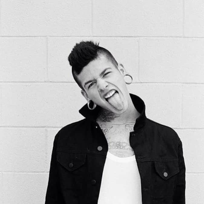 T・ミルズのインスタグラム：「Full Mohawk. Neck tattooo. 2 inch earlobes. 19 or 20 years old. Ur favorite SoundCloud rapper was 8.... Been doing this.」