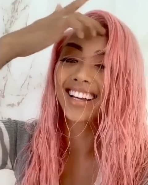 リアン Vのインスタグラム：「When you got multiple personalities ✨ Which color is your fave? 💛💗🖤」