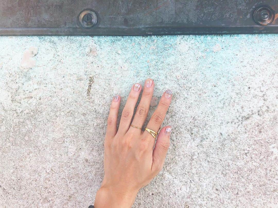 木村仁美のインスタグラム：「blue 🦋 ネイルシール使ったよ💅 . . . . . #blue #nailstyle #ネイルシール #青い写真 #青がすき」