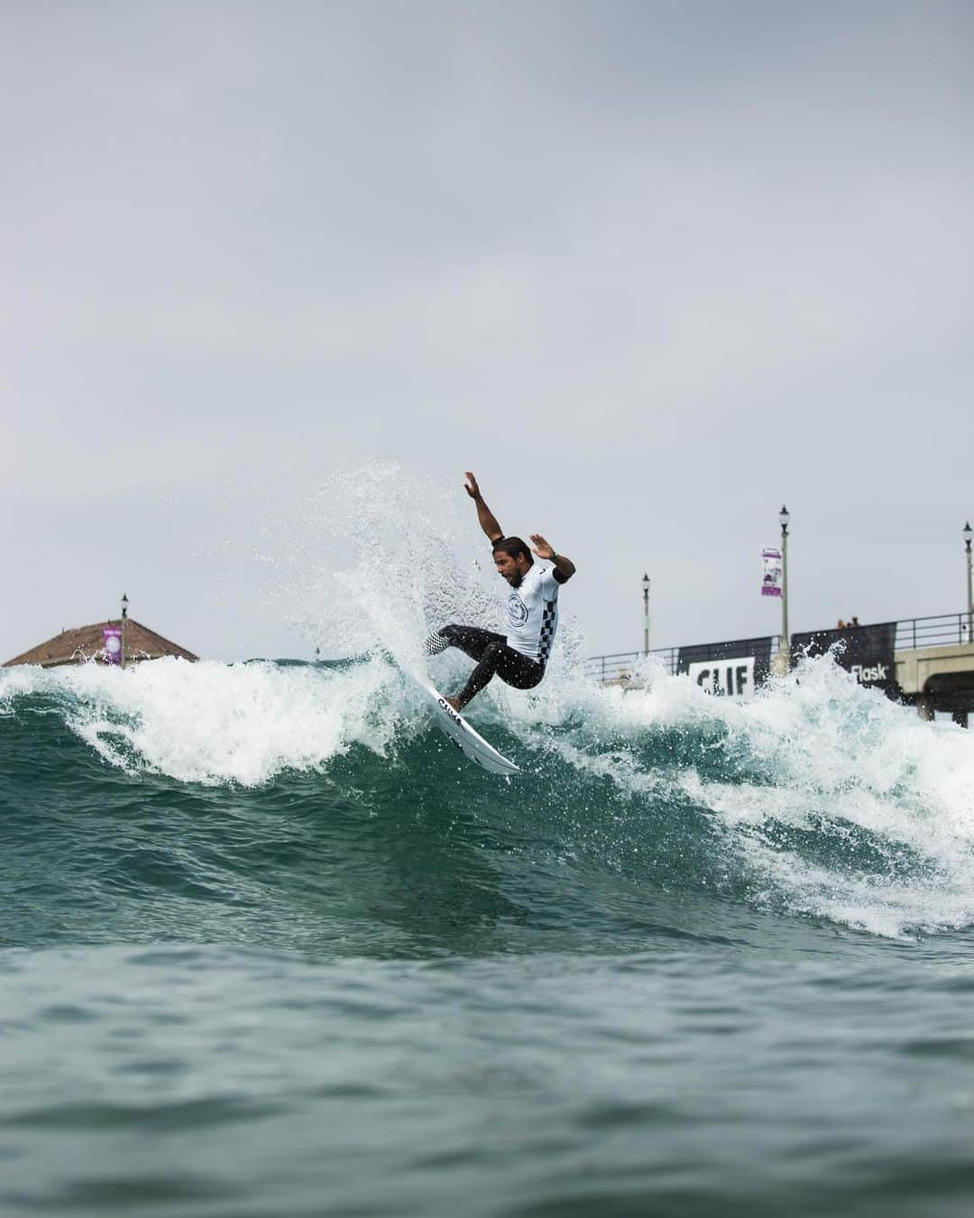 vansさんのインスタグラム写真 - (vansInstagram)「Ready for another jam packed day of surf here at the Vans US Open. Men's round 4 is in the water now, followed by round 5. Check out the live stream at vansusopenofsurfing.com 📷: @jimmicane」8月3日 2時32分 - vans