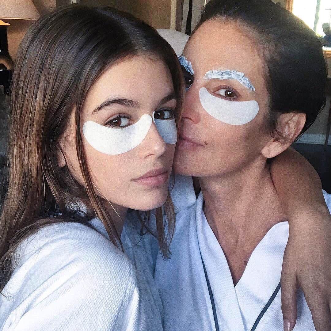 Blonde Saladさんのインスタグラム写真 - (Blonde SaladInstagram)「💋Mommy knows best!💋 For a model-like skincare, discover on The Blonde Salad the 15 best sheet masks! @byrdiebeauty #theblondesalad #kaiagerber #cindycrawford #skincare #facemasks #beauty #beautyroutine #sheetmasks #eyepatch」8月3日 2時32分 - theblondesalad