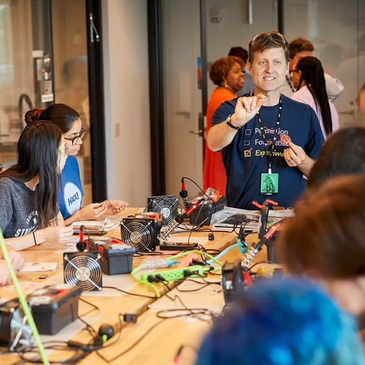 Microsoftさんのインスタグラム写真 - (MicrosoftInstagram)「Our annual #Hackathon is worldwide. 🌏  This year, we had more than 23,500 hackers from 75 countries. Each year at the end of July, Hackathon participants from around the world come together to turn amazing ideas into realities. From the Xbox Adaptive Controller to Eye Control for Windows 10, #hacks have the ability to make the world a better, and more collaborative, place.」8月3日 2時36分 - microsoft