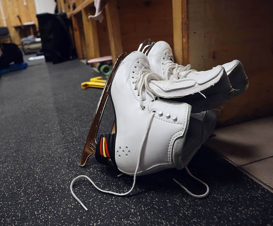 サラ・ウルタドさんのインスタグラム写真 - (サラ・ウルタドInstagram)「Summercamp is over and even my skates know it⚡⛸ Good job babies, time to untie and enjoy the weekend😎🤙🏼. . . . #helloweekend #onblades #whereistand #mybabies #timetorest #weaponsofmasscreation  #sobrehielo #Minsk #summercamp #completed #TeamESP #jacksonfamily」8月3日 3時03分 - sarasobrehielo