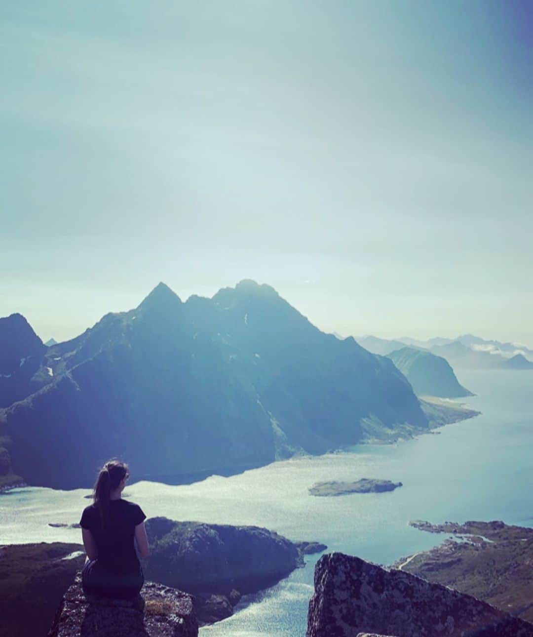 Rie's Healthy Bento from Osloのインスタグラム：「Just wanted to share this breathtaking view which my daughter had all to herself the other day. The name of the place is Saupstadtinden in Lofoten, Norway. 558m above sea level. #norway #visitnorway #lofoten #instatravel #travelphoto #travelphotography #nature #landscapephotography」