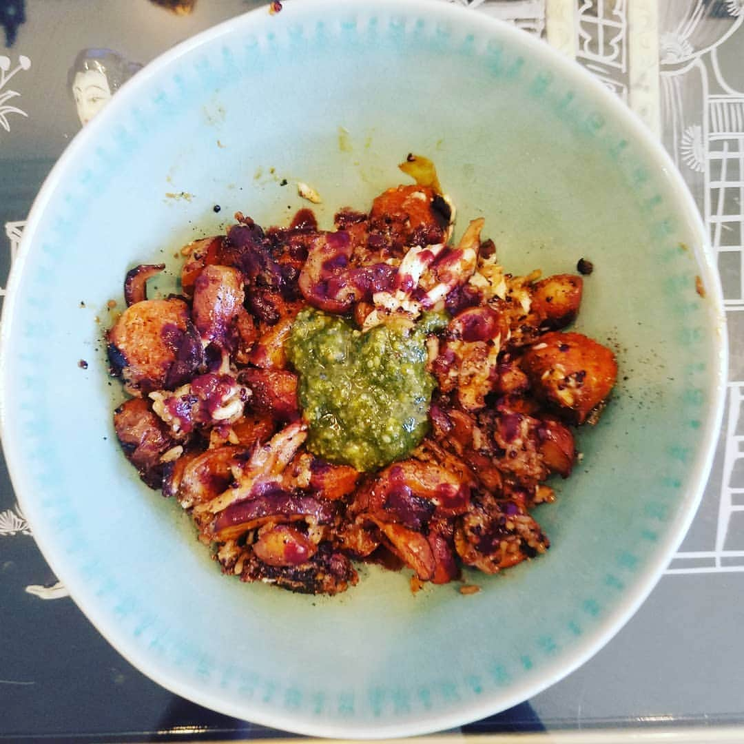 ガソリングラマーさんのインスタグラム写真 - (ガソリングラマーInstagram)「VEGAN PESTO SAUSAGE CHEESE MUSHROOM POTATO BROWN RICE QUINOA AMARANTH BOWL 🌭🌿🧀🍄🥔🌶 #GASOLINEKITCHEN ADVENTURES  @imperfectproduce #shiitakemushrooms  @lightlifefoods #italiansausage @costco mini creamer potatoes  @goodplanetfoods #mozzarellashreds #vegancheese via @mylkguys  @coconutsecretofficial coconut AMINOS  @HEARTBEAT_HOTSAUCE #BLUEBERRYHABANERO #hotsauce @mountainroseherbs smoked black pepper chili flakes  @seggianolovesfood #pesto #basilpestogenovese #veganpesto  #BROWNRICEQUINOA w/ amaranth + garlic #vegan #vegansofIG #veganaf #vegansofinstagram #veganfood #whatveganseat #instavegan @gasolineglamour  #gasolineglamour  #lightlifefoods  #imperfectproduce  #goodplanetfoods  #mylkguys  #coconutsecret  #MOUNTAINROSEHERBS  #seggiano #heartbeathotsauce」8月3日 3時05分 - gasolineglamour