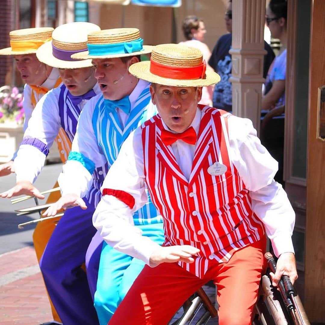 ディズニーランドさんのインスタグラム写真 - (ディズニーランドInstagram)「Bravo 👏 Thanks for showing off your favorite entertainment @Disneyland! 🎭 Next week let’s celebrate Haunted Mansion’s 50th anniversary by sharing moments from around #NewOrleansSquare for #HappiestPlace. . 📷 @gone_pro_photography #DapperDans @neverland.nathan #Fantasmic @eticketmagic #TaleoftheLionKing @frozenlivewithchloe #Frozen @disneyland_over_everything #WorldofColor」8月3日 3時07分 - disneyland