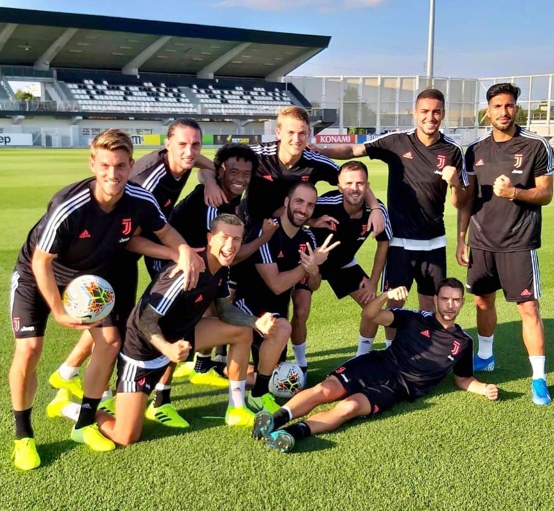 フェデリコ・ベルナルデスキのインスタグラム：「Say 👋🏼 to the winning team! 💪🏼😁 #Training #ForzaJuve #liveahead」