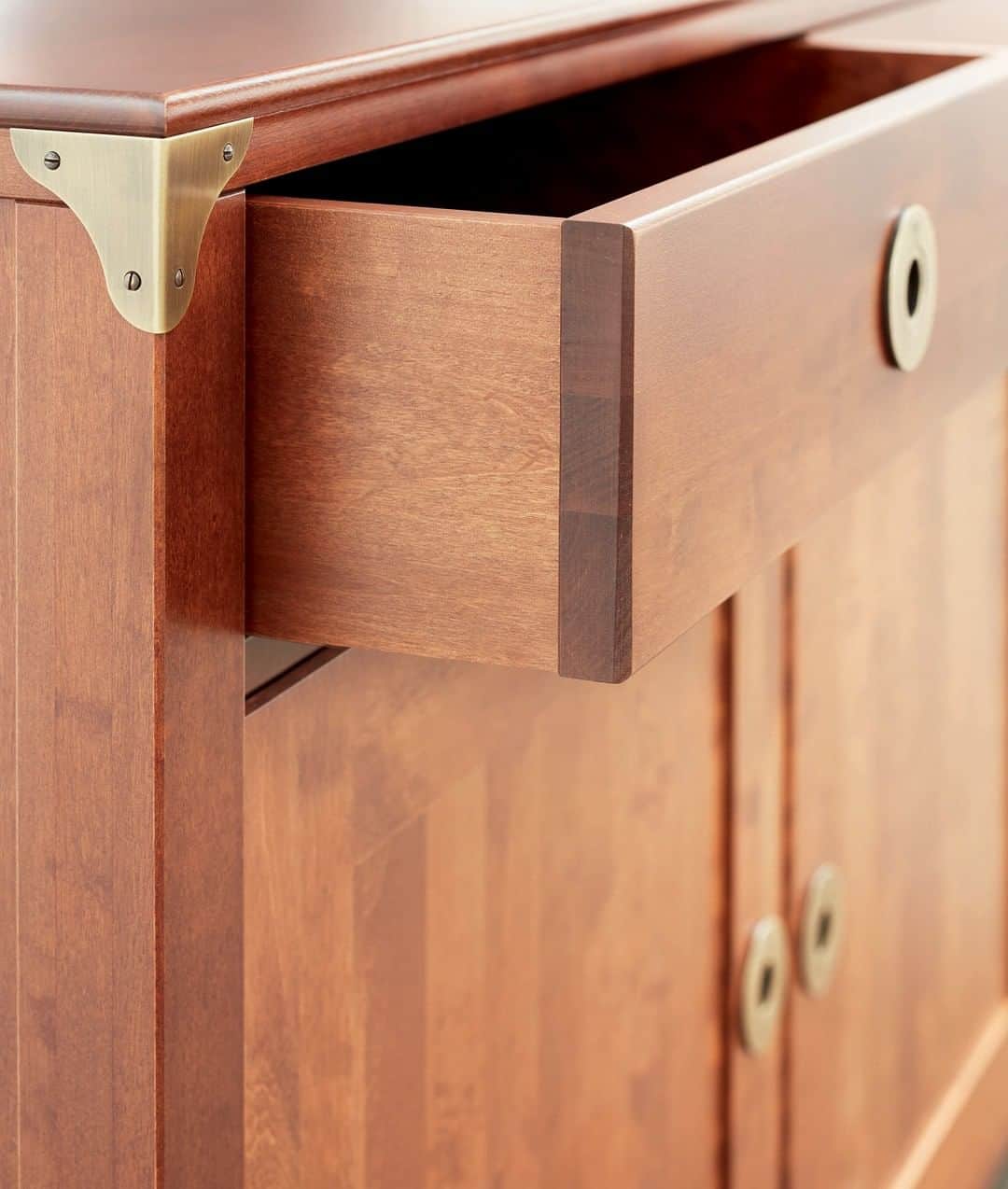 ローラアシュレイのインスタグラム：「Hand finished to the highest quality. Our Balmoral range is inspired by the colonial styling of traditional period furniture. Enjoy 30% off all furniture for a limited time only.」