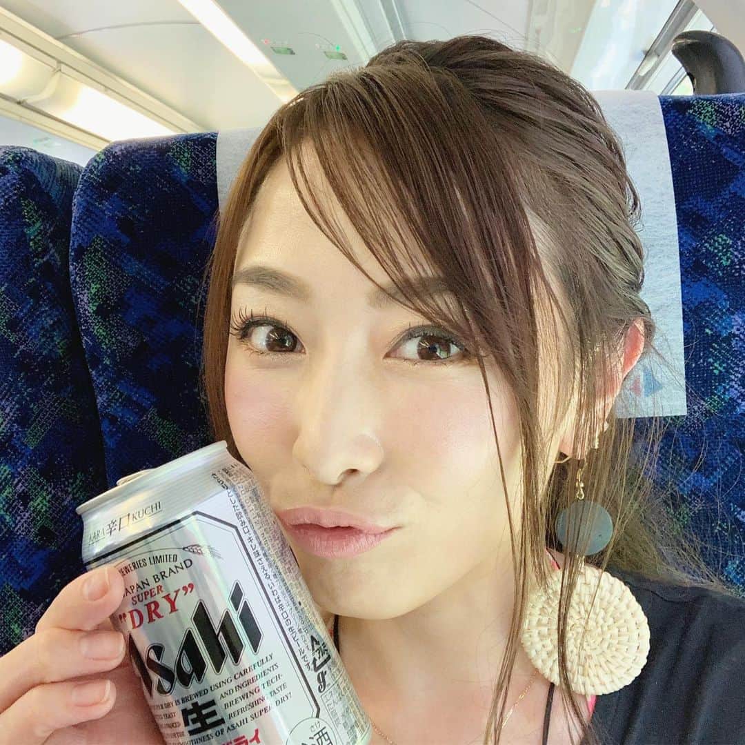 杏さゆりさんのインスタグラム写真 - (杏さゆりInstagram)「ビール大好き杏さん❤️ . 湘南新宿ラインのグリーン車はビールが飲めるから嬉しい😆💕 変顔してるから最後までスワイプして見てね🤪w . I love beer I'm happy to be able to drink a beer in the green car of the Shonan Shinjuku Line. Here is a strange face photo, so please swipe it to the end lol . #ビール #beer #ビール女子 #変顔 #変顔女子 #fannyface  #ゆるふわアレンジ  #hairarrange #ヘア #hair #シースルーバング  #加工アプリ不使用  #杏さゆり #SayuriAnzu」8月2日 18時19分 - anzu_sayuri_official