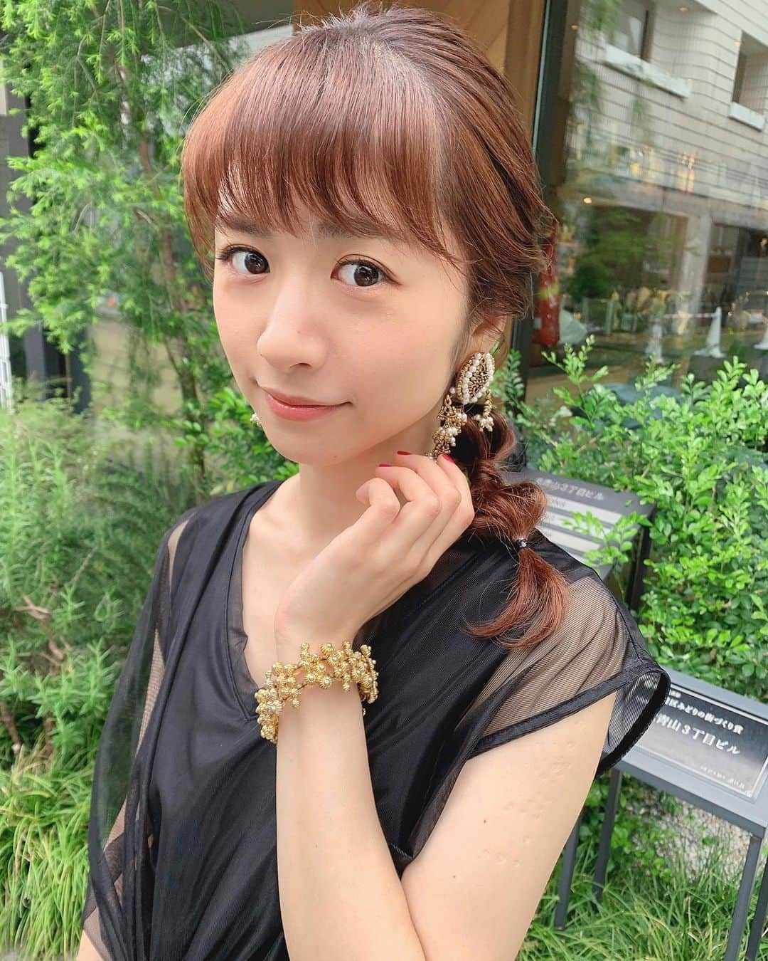 槙田紗子さんのインスタグラム写真 - (槙田紗子Instagram)「先日、人生で初めての結婚式にいってきました💒 はるちゃん @globes.halu にヘアアレンジしてもらったよ💘 いい感じにゆるくて今っぽくて可愛い😍 インナーカラーがまじいい仕事してる ドレスは @un3d_official で、アクセサリーは母親に借りたビンテージです☺️ . はとこの結婚式だったんだけど、はとこのお父さんお母さんの隣の席で、余計に感動しちゃった🥺 すごくいい時間を過ごさせてもらいました^_^ . . #wedding #結婚式アレンジ #結婚式 #theglobes #結婚式の後愛夏のバースデーライブだったからこのままの髪型で出たよ」8月2日 18時19分 - saco_makita