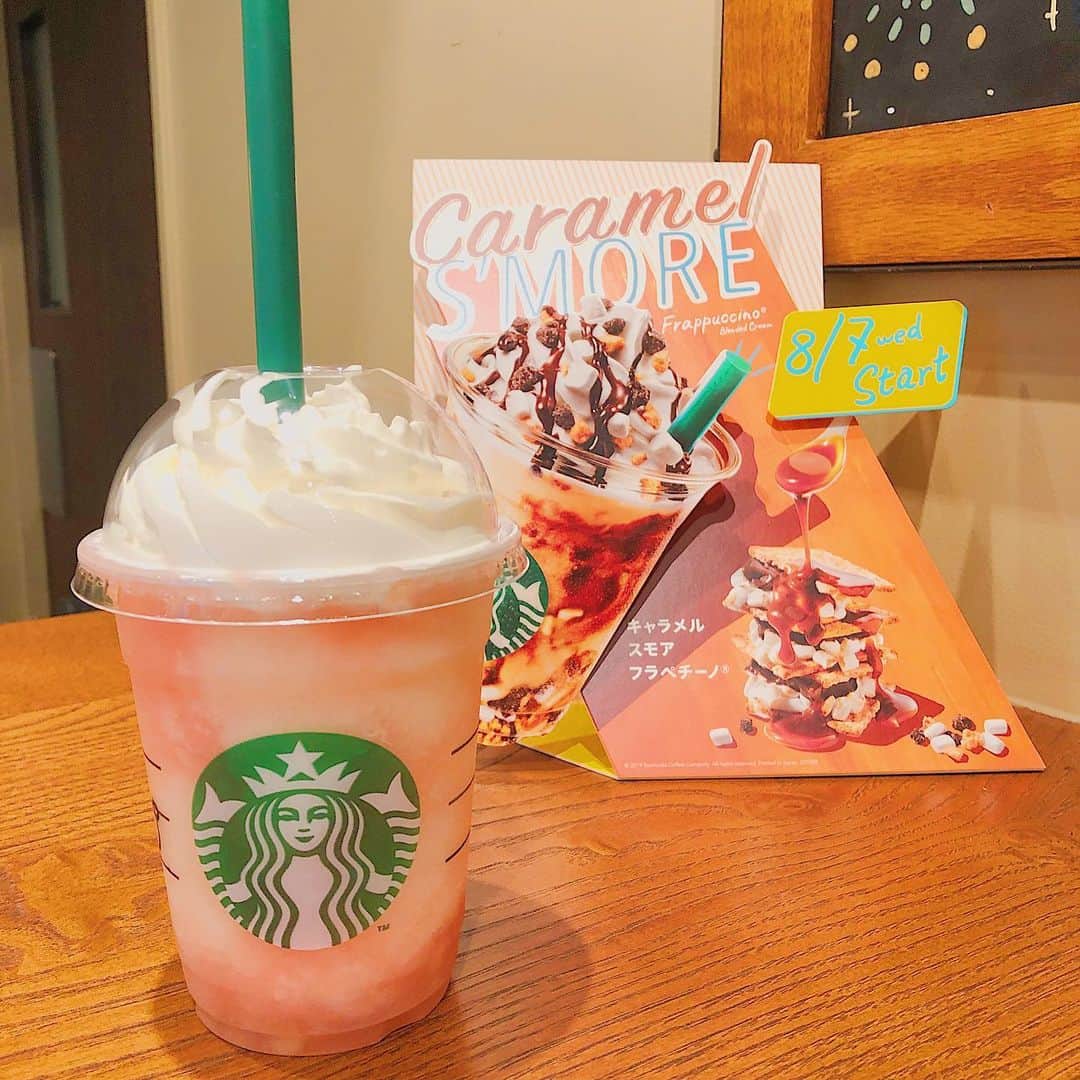 のインスタグラム：「ピーチオンザビーチフラペチーノ🍑が終わる前に…と思って飲んだけれど、絶対に私は次のキャラメルスモアフラペチーノの方が好みだな😁✨ チョコレートとキャラメルとクリームとマシュマロ…大好きすぎる組み合わせ😍 ワクワク☺️ワクワク☺️ さてとー、帰宅したので明日の準備に入ります🏇‼️ 息子の「ねぇこれ(レゴ作品)見て〜‼️」攻撃が凄すぎて進まないんですけど💢  #岡部玲子 #子育て #主婦 #アラフォーママ #タレント #レポーター #40代突入 #8歳息子 #2歳娘 #二児ママ #スターバックス #スタバ #スタバ大好き #ピーチオンザビーチフラペチーノ #キャラメルスモアフラペチーノ #starbucks #japan #peachonthebeach #frappucino #smile #happy #cute #caramelsmore」