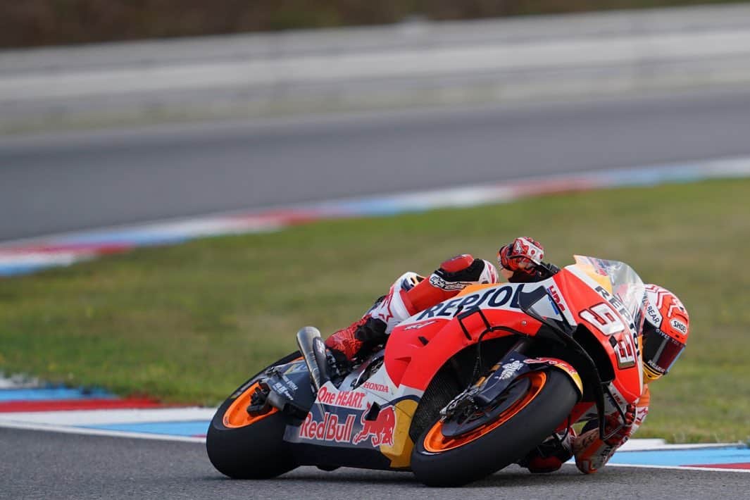 レプソル・ホンダのインスタグラム：「Oh it’s good to be back. ⠀⠀⠀⠀⠀⠀⠀⠀⠀ #25RepsolHonda #Repsol #MotoGP #Honda #Racing #RepsolHonda #HRC #RC213V #MM93 #MarcMarquez #SB6 #StefanBradl #ThePowerOfDreams #Motorcycle #Czechia #Brno #CzechGP #ElbowDown BackToSchool」