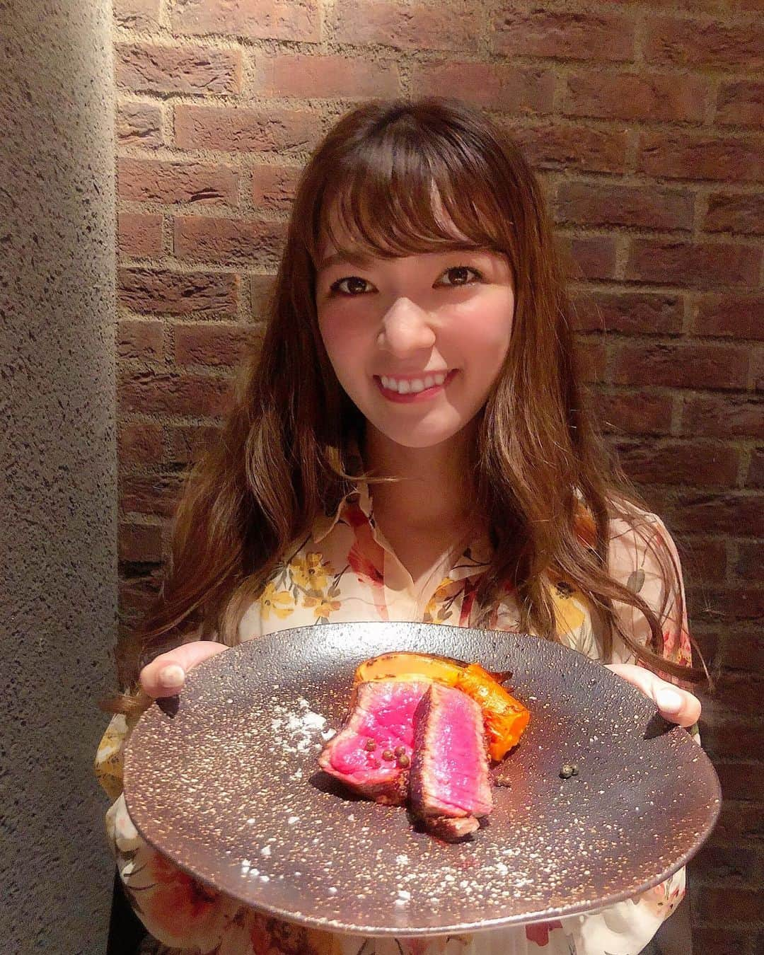 岩根沙恵子?さえみるさんのインスタグラム写真 - (岩根沙恵子?さえみるInstagram)「🍖 ねえ、見て見て❣️❣️ この薪ステーキ！！！！！！🥰🥩🥩🥩❤️ 美味しそうでしょ🥺🥺🥺 薪ステーキ初めて食べたのだけど、食感が最高すぎて、一瞬で虜になったよ(〃ω〃) 💘 外側がサクッと行く感じ🥺お肉も柔らかくて•••❤️ . 他にもたくさん食べたけど、こんなに全てが美味しかったのは久しぶりです🥰🥰🥰 写真見たらわかると思うけど、薪焼きが目の前で見ることが出来るし、全てのお料理がおしゃれで映えるし、満腹なのに完食できたくらい美味しかった😭😭😭😭👏 . 落ち着いていた大人な空間・雰囲気で、デートにも女子会にも会合などにも合います♥︎ . 絶対リピートします🤤💓 . 📍FORNO 西麻布 東京都西麻布4-11-25 モダンフォルム西麻布パートⅢ 3F . #forno西麻布 #鳥取黒毛和牛 #西麻布ディナー #六本木ディナー #グルメ女子 #管理栄養士 #薪ステーキ #西麻布 #西麻布グルメ #食べログ3点5以上 #広尾ディナー #鳥取県産黒毛和牛 #黒毛和牛 #tacubo」8月2日 18時23分 - saemiltiii