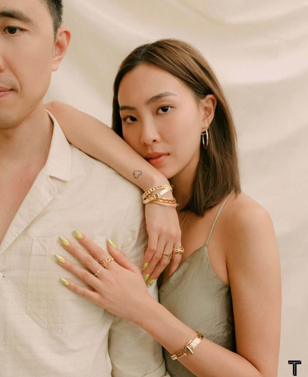 ソニアのインスタグラム：「This was one of the most raw, genuine shoots I’ve done in a while. With barely there makeup, gently tousled hair, muted tones - and all eyes on the #TiffanyT collection 💫  It means a lot that @jermsng did this piece with me. For the longest time, I’ve always been very low key about my private life for various reasons. This time, I’ve found someone who’s not afraid to learn about my hardly-ordinary job and lifestyle, to be present at my events and shoots just so he can spend more time with me - and that’s something that means the world to me 🖤  Credits: @Tsingapore Creative Director: @jackwang Photographer: @kahying_ Stylist: @gregorywoo Jewellery: @tiffanyandco Hair and Makeup: @zoel.makeup @honglinglim Nails: @glitzyfingers  Location: @andazsingapore」