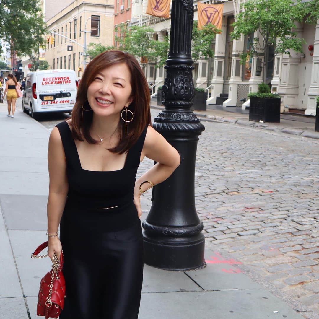 ヒロコグレースさんのインスタグラム写真 - (ヒロコグレースInstagram)「﻿ へへへっ﻿ たのちーい💓﻿ ﻿ ﻿ 帰国してすぐ大阪出張 & 東京でも講座！﻿ 3日間連続で4講座だー﻿ 気合い！気合い！﻿ ﻿ ﻿ ニューヨークで見つけた ブラックのスカートがお気に入り✨  #newyorkcity  #sohonewyork  #今日のコーデ  #お洒落好き  #ニューヨークスタイル」8月2日 18時26分 - hirokograce