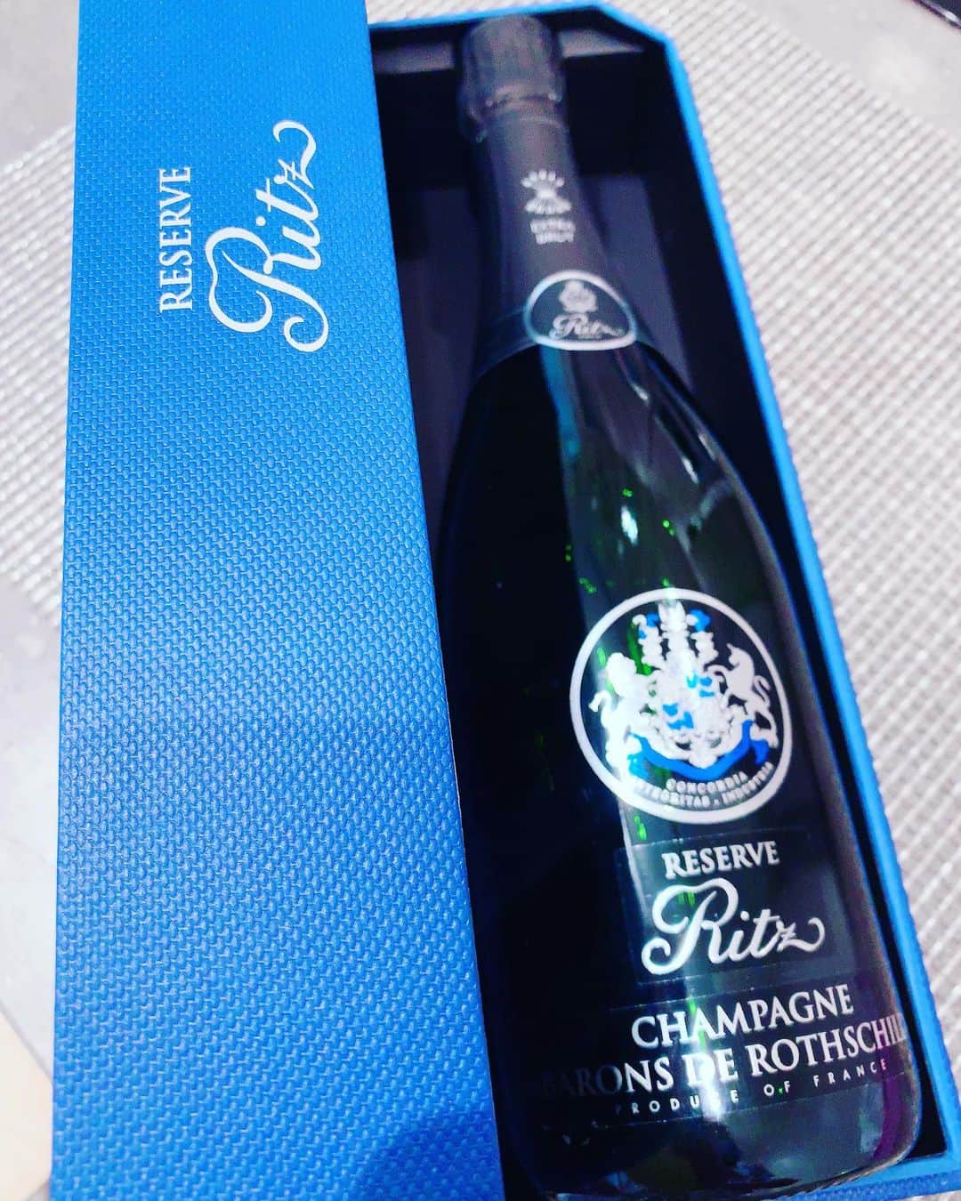 NAOMIさんのインスタグラム写真 - (NAOMIInstagram)「パパが RITZ original champagneを 買ってくれた🥂  #残念ながら #日本には輸送出来ません😢 #凄く辛口 #ExtraBrut #ritzchampagne #champagne @ritzparis  @paris」8月2日 18時30分 - naominakano703