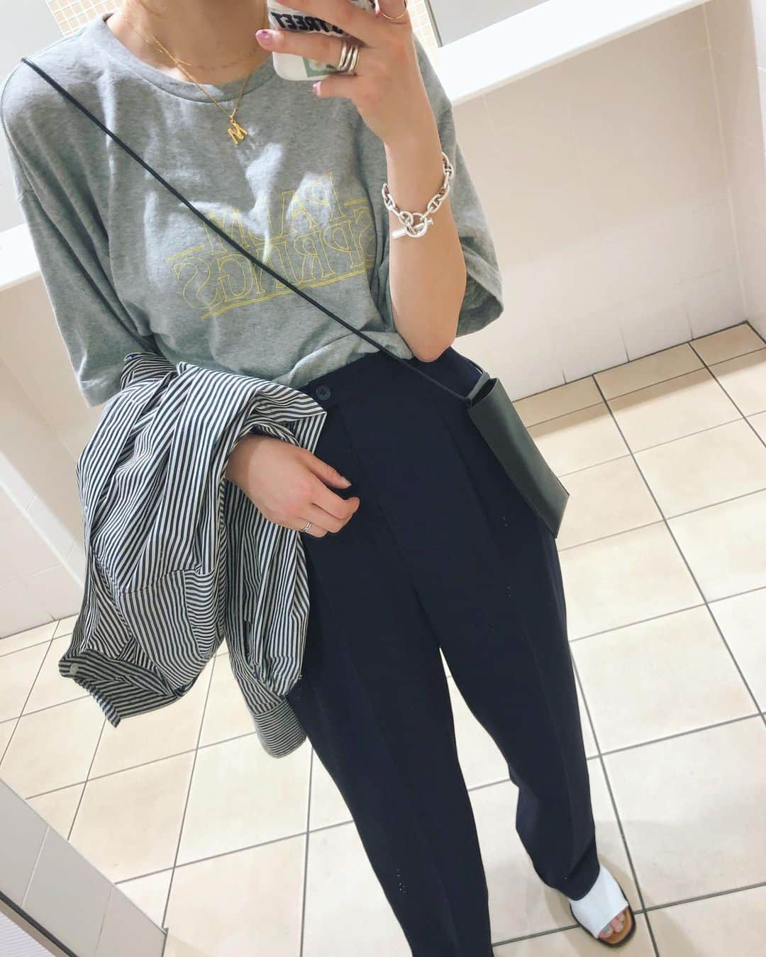 野尻美穂のインスタグラム：「暑すぎて倒れそう。 ゆるTが気持ちいい。 #mihonano #PALMSPRINGS #シャツなんていらなすぎて🤮 #パンツはLAのスリフトで5$😚」