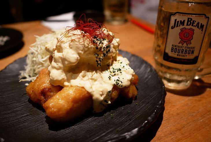 福岡グルメ 福岡ランチ「デビログ」さんのインスタグラム写真 - (福岡グルメ 福岡ランチ「デビログ」Instagram)「本日、LOVE FM「music x serendipity」番組内の新コーナー「デビ×ユリの飲みにいきたい金曜日 ”ノミキン” 」で紹介したのは 大名にある『#笑う魚 』という美味しい魚料理がお手頃価格で食べられるお店です。 番組で紹介した料理はこれ❗️ 対馬産の「#穴子の白焼き 」1,600円・税別 漁師さんから直送された穴子は分厚くてプリプリ！ 山椒、わさび、塩で食べるとたまらん😋👌 脂が乗っているので#ジムビーム のハイボールに合うねぇ～🙆‍♂️ ここは魚料理が美味しいのに安い！しかも飲み放題付のコースもあるので幹事さんは嬉しいはず。 人気店なので予約は必須です。 ネット予約もできるので便利！ 近々ランチも始めるらしい。 . #博多炉端スタイル笑う魚 #福岡市中央区大名 1-12-26 ビエント336 102号 092-725-1101 17:00～2:00 無休 . ♦️福岡グルメ 福岡ランチを検索できるブログ は「デビログ」で検索👉 ♦️マニアックな情報や本当に美味しいお店情報なら「もっとデビログ」で検索👉 . #大名グルメ #福岡居酒屋 #大名居酒屋 #メーカーズマーク #ノミキン #LOVEFM #福岡 #博多 #fukuokapics #fukuoka #fukuokacity #hakata #fukuokarestaurant #fukuokagourmet #IGersJP #ig_japan #福岡レストラン #福岡飲食店 #福岡グルメ #福岡ランチ #福岡ごはん #福岡ご飯 #食べログ福岡 #福岡飯 #福岡食べ歩き」8月2日 18時39分 - devi_takahashi