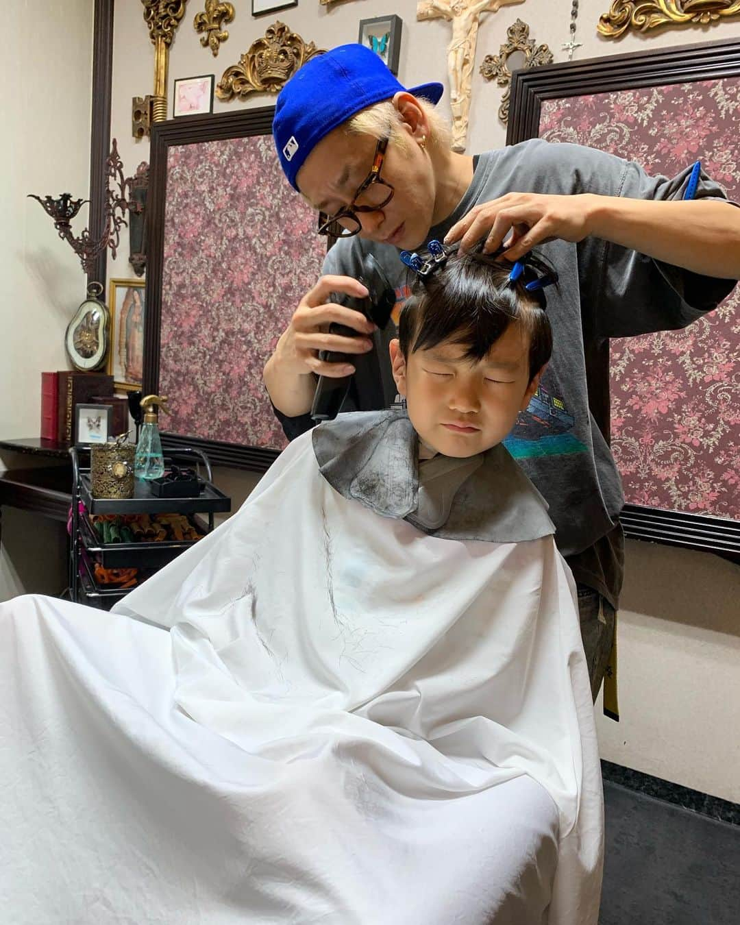 みかんさんのインスタグラム写真 - (みかんInstagram)「夏はイメチェンするべし💈 ブラックアッシュ✂︎✂︎✂︎ 前髪を作りたかったが…オネェージャーにみかんちゃんはしちゃダメ❣️と言われたので言うことを聞きました(笑) 従う私も偉い(笑) こんなにも前髪を長く伸ばしたのは産まれて初めてです！ センター分けどうですか⁉️ ルマも短くしました✨坊主は断固して嫌らしい🤣 スーパーカリスマゆうや先生、今回もあざっーーーすぅ★彡 #イメチェン #ブラックアッシュ #GRAVITY #川之江駅すぐ #前髪作るの禁止 #ゆうやくん」8月2日 18時40分 - mikan02241984