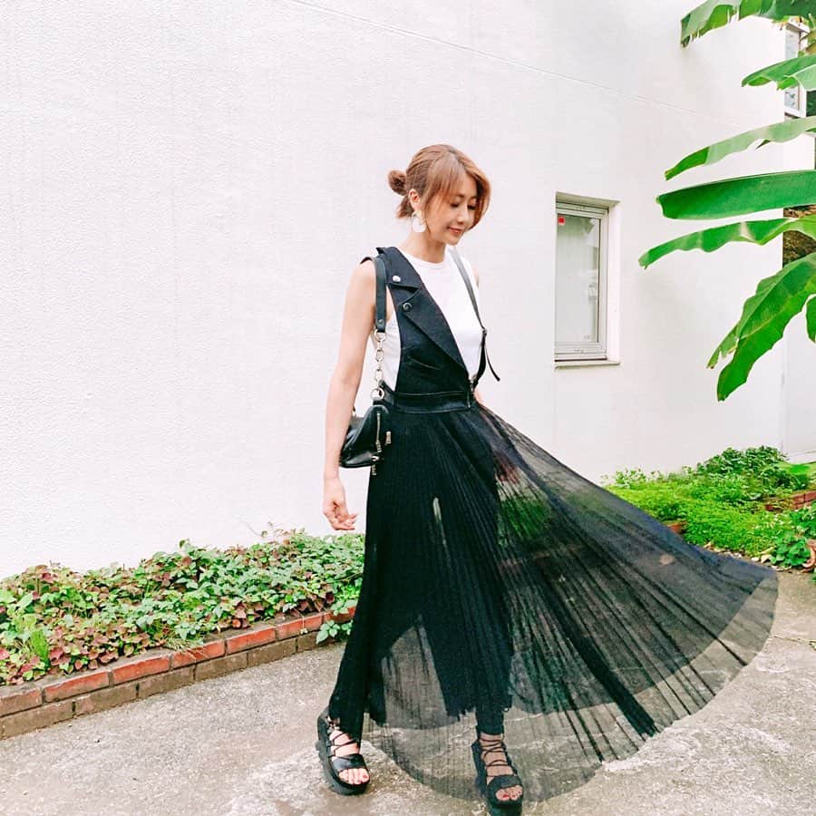 川島幸美さんのインスタグラム写真 - (川島幸美Instagram)「暑さと湿気が凄すぎて、日中あまり外を歩きたくない日が続きますね😅 そんな日でもインナーを調整して着まわしできるこの新作ジャンスカ😍 先週アップしたのはスカートがチェックプリーツの方です❣️ こちらは色違いでスカートがブラックのチュールプリーツになってます👍 ライダース部分はカットソー生地なので、暑い日にもぴったり🌞」8月2日 18時41分 - yukimikawashima