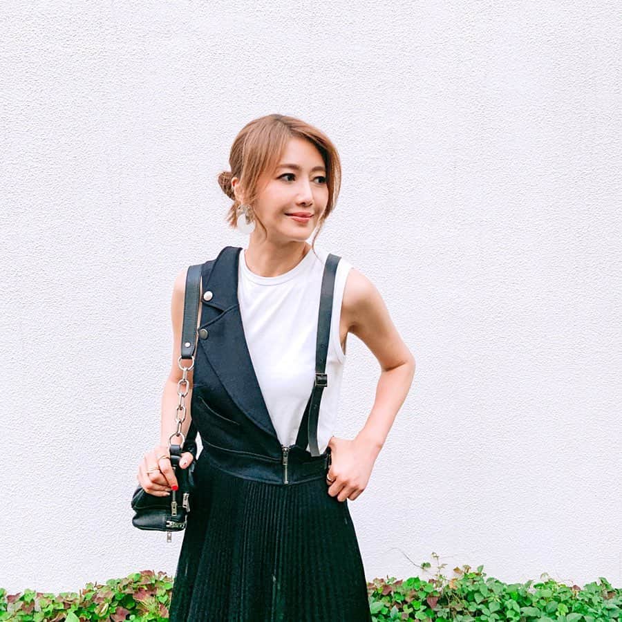 川島幸美さんのインスタグラム写真 - (川島幸美Instagram)「暑さと湿気が凄すぎて、日中あまり外を歩きたくない日が続きますね😅 そんな日でもインナーを調整して着まわしできるこの新作ジャンスカ😍 先週アップしたのはスカートがチェックプリーツの方です❣️ こちらは色違いでスカートがブラックのチュールプリーツになってます👍 ライダース部分はカットソー生地なので、暑い日にもぴったり🌞」8月2日 18時41分 - yukimikawashima