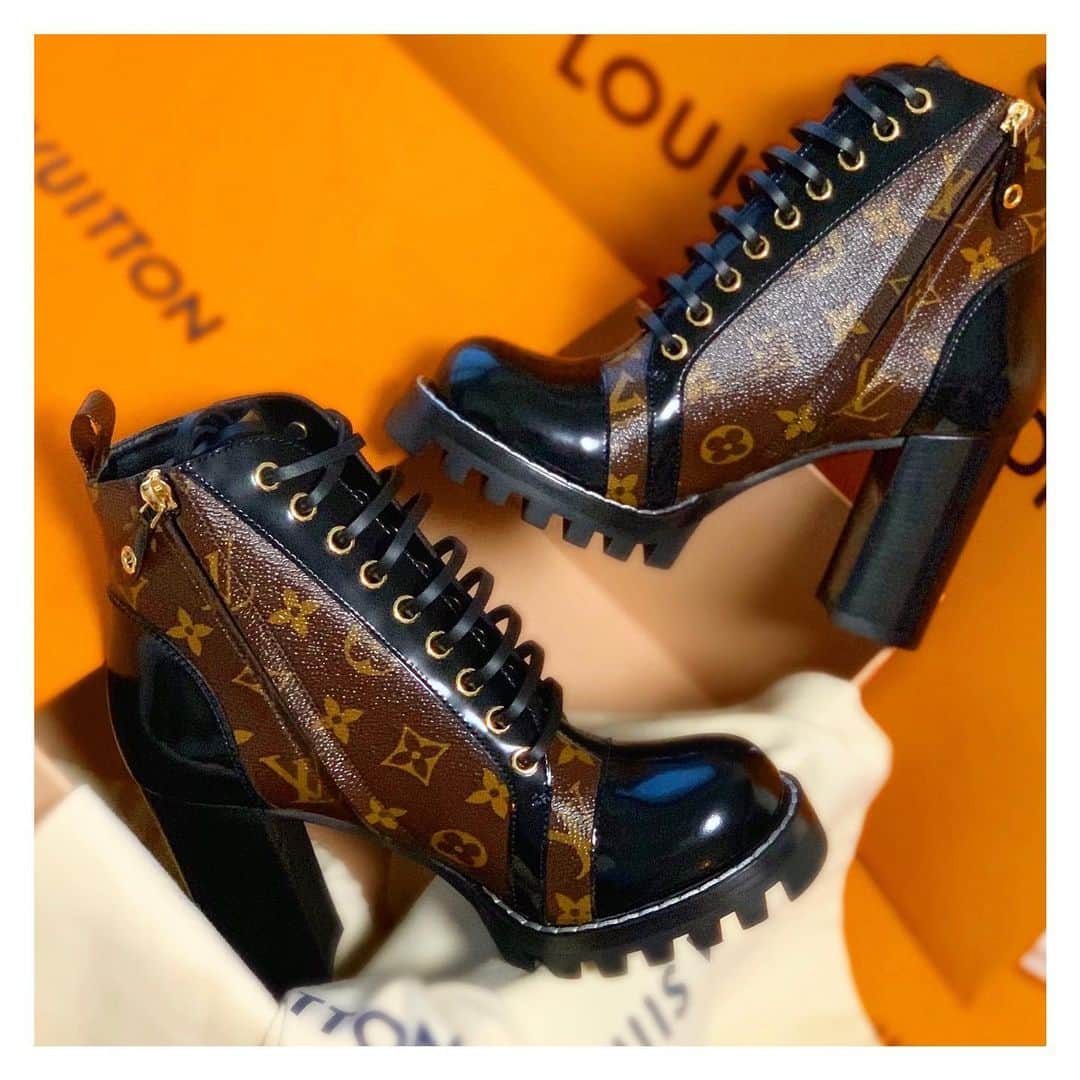 のインスタグラム：「. . 今年は無事サイズあってGET😘 . #louisvuitton #louisvuittonshoes  #fashion #orange #monogram」