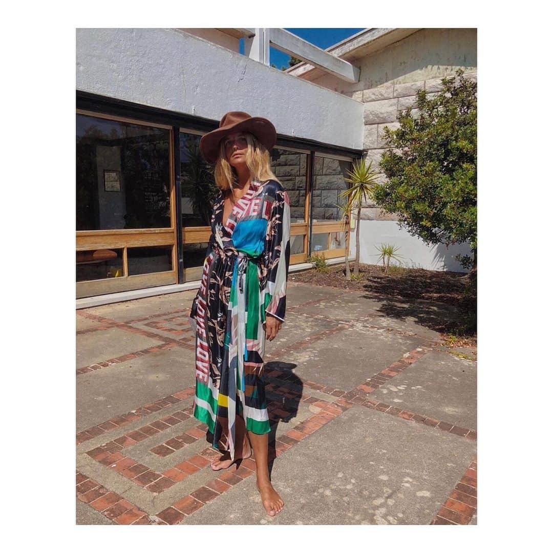 のインスタグラム：「#FRIDAYS 🔥@mafaldapatricio #dorotheeschumacher #prefall19 #summervibes #silkdresses #patchdress #love #weekendmood #colors #style #inspiration LOVE LOVE LOVE」