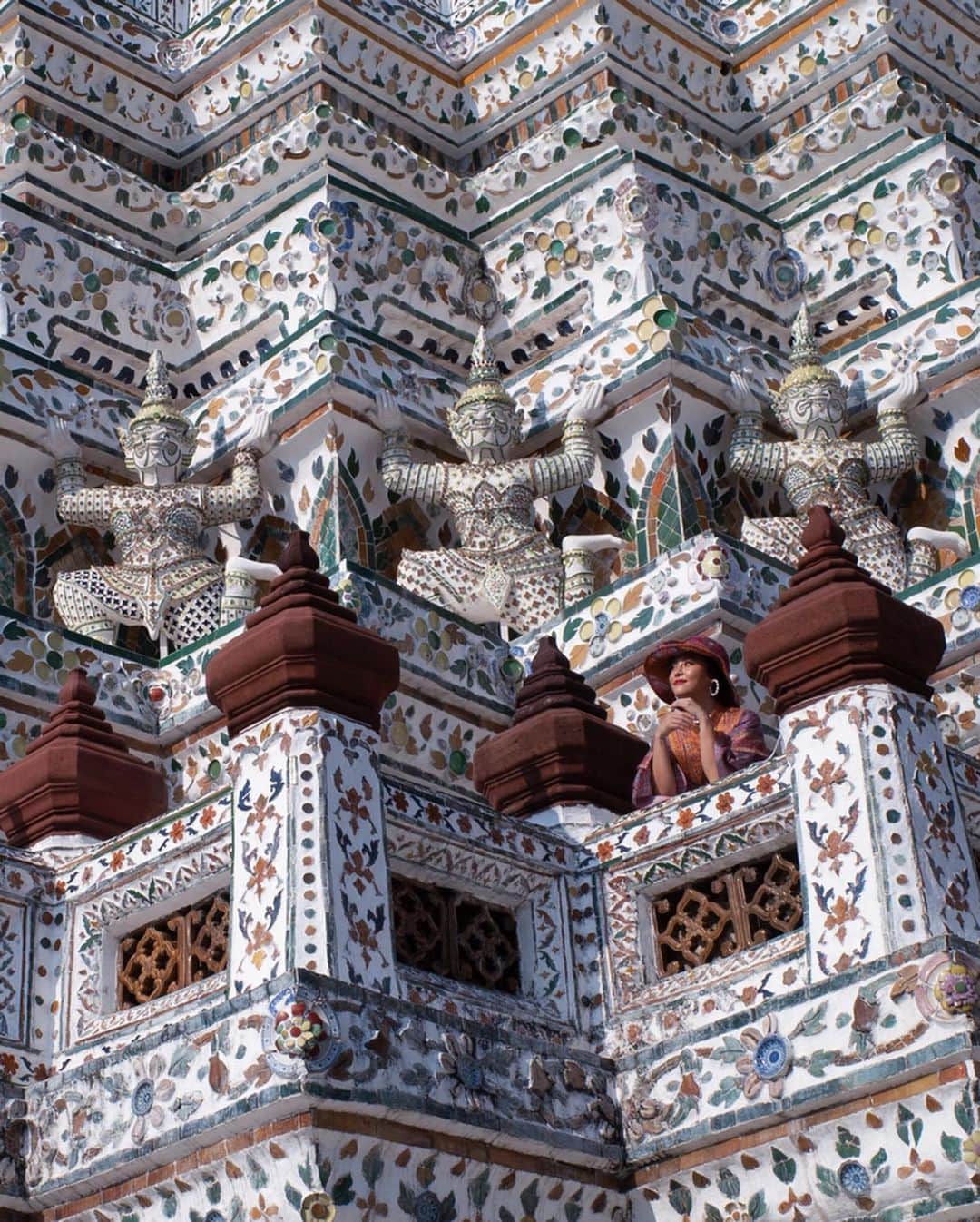 Amata Chittaseneeさんのインスタグラム写真 - (Amata ChittaseneeInstagram)「Thainess: ทททภาคกลาง #pearypieamazingThailand #Bangkok Temple of Dawn, Wat Arun 🌷 อยู่กันที่วัดอรุณ :) กระโปรงชั้นๆเหมือนขั้นบันได  #pearypiewearsthaifabric ผ้าลายโบกขรณพิมพ์ลงเนื้อผ้าเบาๆใส่ไม่ร้อน ❤️ @phusa_phalaiyang」8月2日 18時46分 - pearypie