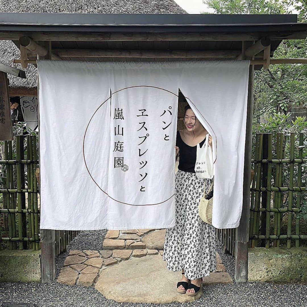 isutaさんのインスタグラム写真 - (isutaInstagram)「. 7月に京都・嵐山にオープンした「パンとエスプレッソと嵐山庭園」にはもう行きましたか？♡ . 京都府指定文化財の旧小林住宅をカフェとして改装してつくられた風情溢れるカフェなんです。 . 松・竹・梅の3種類のランチセットがあり、ボリューム満点で人気の「松」は、パン5種とキッシュやカヌレ、生ハムに季節のフルーツサンドなどがセットになった豪華なメニュー♩ . 落ち着いた雰囲気の庭園で、ゆっくりとした時間が過ごせますよ。 . また、お店の暖簾の前でおしゃれな写真を撮ってみてくださいね！ ________ パンとエスプレッソと嵐山庭園 access：京都市右京区嵯峨天龍寺芒ノ馬場町45-15 Open：8:00〜18:00 ________ Photo by @nayo1102 @_3i8n_ . isutaのwebサイトでは、おすすめのコーデから可愛いカフェまでたくさんの情報をお届けしています！ また、isutaのオリジナルグッズも販売中！ ぜひisutaのwebサイトからチェックしてみてください♩ . #isuta #isutapic #isutacafe #イスタ #isuta_京都カフェ #パンとエスプレッソと嵐山庭園」8月2日 18時49分 - isuta_jp