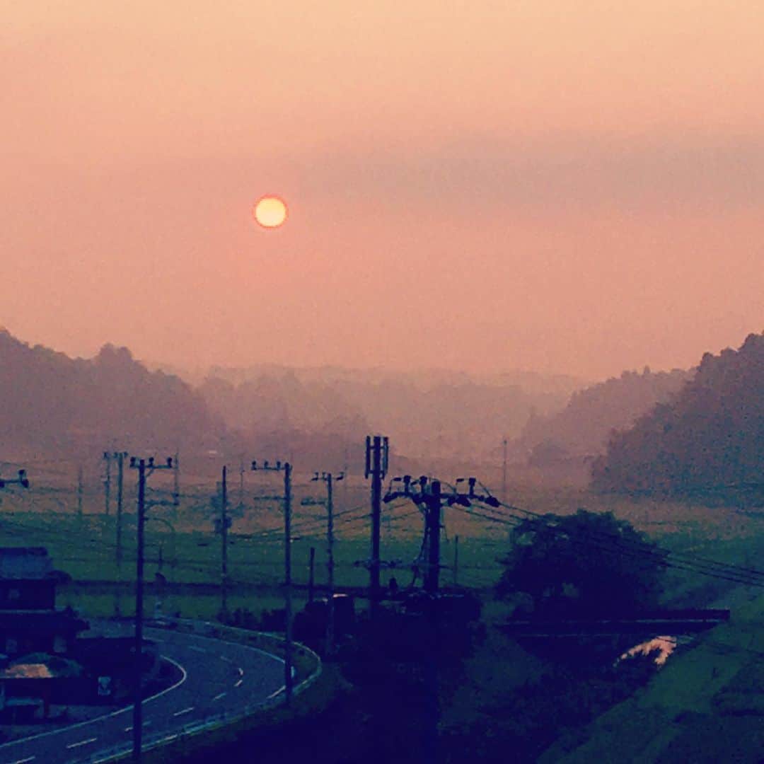工藤村正のインスタグラム：「Hazy morning Sun ... Will be really hot day 💦 野焼きに霞む朝陽…  とても暑い日にする用意でもしている様な…」