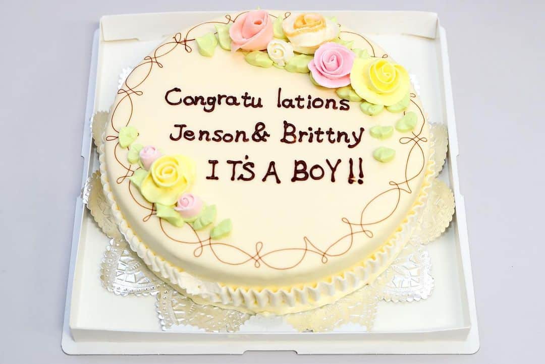 ジェンソン・バトンさんのインスタグラム写真 - (ジェンソン・バトンInstagram)「Thanks @team_kunimitsu_official for the lovely surprise cake for baby Hendrix. As he’s too young to eat cake and Brittny is home in LA it looks like I’ll have to eat the whole thing 😋 📸by @shigeyoshi_male. . . . . . . #baby #babyhendrix」8月2日 18時53分 - jensonbutton