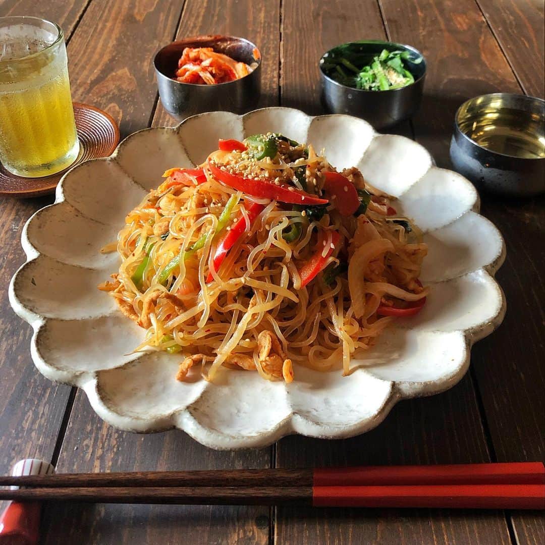 小鳥遊しほのインスタグラム：「春雨の代わりにしらたきを使ったヘルシーなキムチチャプチェを作ったー！私むしろこっちのが好きだ🤤油砂糖不使用&お肉は豚ロースの脂を取ったものを使ったので全部たべても150kcal☺️うれしい . . 【ざっくり材料。作り方は任せた。】 しらたき 豚ロース もやし 玉ねぎ ピーマン パプリカ ほうれん草 舞茸 キムチ 牡蠣醤油 みりん 塩・こしょう ごま . 【春雨じゃなくてしらたきを使うときのコツ】 ゆでる&他の材料と別でしっかり炒めて水っぽさを飛ばす！歯ごたえよくなるしベチャッとしなくてなる！ . . そしてキムチは韓国産！🤤韓国産キムチは酸味がすこし強めなものが多くてさっぱりしているので大好きー！酸味好きとしてはこのチャプチェにさらに酢をかけます。笑 . . 乳酸菌たっぷりのキムチ、緑黄色野菜のビタミン、食物繊維もーりもりでカラダが喜んでます💪💪💪 . #キムチ #韓国おうち旅 #korean_food #発酵食品 #pr #チャプチェ #ダイエット @atcenter_japan」