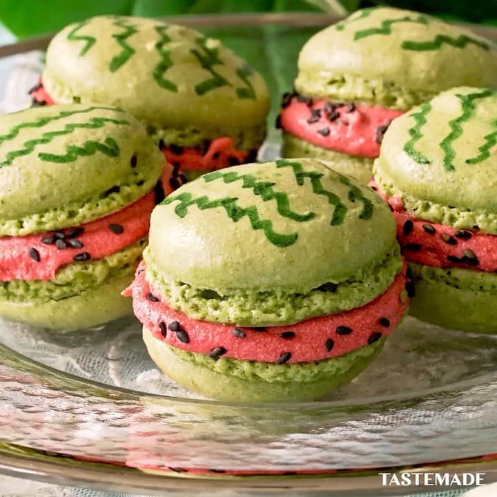 のインスタグラム：「【夏を一口！】スイカマカロン🍉⁠⠀ ⁠⠀ スマホアプリはレシピを簡単に探せるよ📲⠀⁠⠀ ダウンロードはプロフィールのURLをクリック👆⠀⁠⠀ ⁠⠀ ■材料⁠⠀ 《マカロン生地》⁠⠀ 卵白　120g⁠⠀ グラニュー糖　90g⁠⠀ アーモンドパウダー　120g⁠⠀ 粉砂糖　180g⁠⠀ 抹茶　5g⁠⠀ ⁠⠀ フードペン(緑)　適量⁠⠀ 黒ごま　適量 ⁠⠀ ⁠⠀ 《フロスティングクリーム》⁠⠀ クリームチーズ　100g⁠⠀ バター　20g⁠⠀ 食紅(赤)　適量⁠⠀ ⁠⠀ ⁠⠀ ■手順⁠⠀ 【事前準備】⁠⠀ ・フロスティングクリームを作る⁠⠀ 1)クリームチーズとバターを柔らかくする⁠⠀ 2)柔らかくしたクリームチーズとバターを混ぜ合わせる。⁠⠀ 3)食紅でスイカの色にする。⁠⠀ ⁠⠀ 1. 卵白と砂糖でメレンゲをたてる。⁠⠀ 2. 1にアーモンドパウダー、粉砂糖、抹茶を入れ混ぜる。⁠⠀ 3. 2のマカロン生地を、オーブンシートをしいた天板の上に絞り出す。⁠⠀ 4. マカロン生地を40分乾かす。⁠⠀ 5. マカロン生地を120℃のオーブンで約20分程焼く。⁠⠀ 6. 焼き上がったマカロンを冷ます。⁠⠀ 7. 冷めたマカロンにフロスティングクリームを絞る。⁠⠀ 8. フードペンを使ってスイカの柄を書く。⁠⠀ 9. 6のフロスティングクリーム部分に黒ゴマをトッピングする。⁠⠀ ⁠⠀ ⁠⠀ #tastemade #tastemadejapan #food #foodie #cooking #recipe #tastemade #japan #japanese #japanesefood #sweets #dessert # macaron #summer #watermelon⁠⠀ ⁠⠀ #テイストメイド #料理 #クッキング #レシピ #おうちご飯 #おうちごはん #おうちカフェ #スイーツ #デザート #おやつ #お菓子作り #マカロン #すいか #夏 #スイカ⁠⠀ ⁠⠀ #テイストメイドジャパン をつけて投稿してね🍉⁠⠀」
