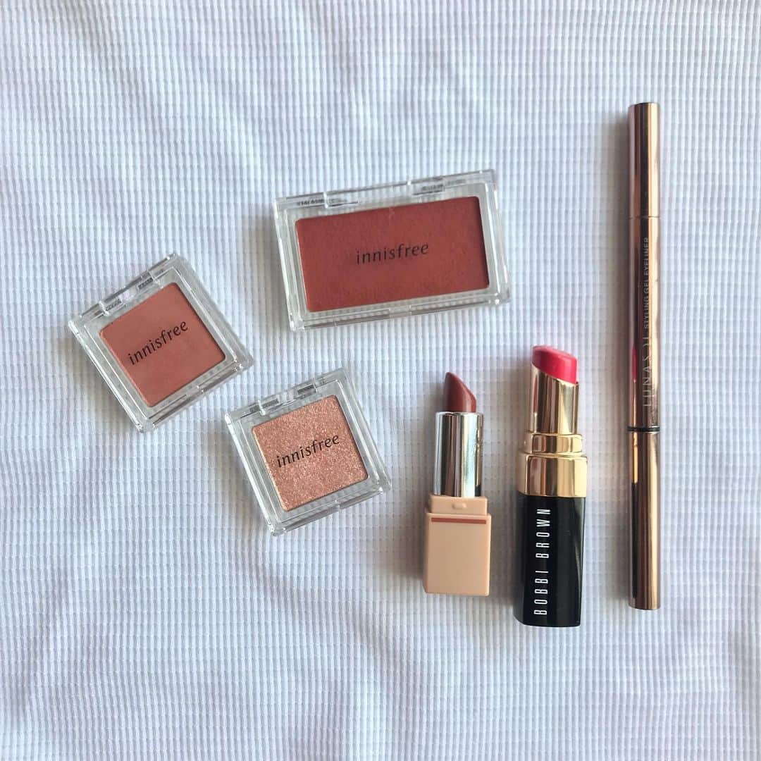 後藤夕貴のインスタグラム：「🕊 ㅤ eye shadow & cheek⌇ @innisfreejapan  46 #속삭이는로즈 〈シマー〉 11 #별에게가는길 〈グリッター〉 2 #첫사랑로즈 〈チーク〉 ㅤ lip⌇ @lpdgem.official  01 #ジェミニーリップスティックティント  ㅤ ⌇@bobbibrownjapan  08 #オイルインフューズドリップカラー #ピンクポップ  ㅤ eyeliner⌇ @lunasolofficial  #スタイリングゲルアイライナー  ㅤ ＿＿＿＿＿＿＿＿ #innisfree #lunasol #bobbibrown #lpdgem #今日のメイク #오늘메이크업」