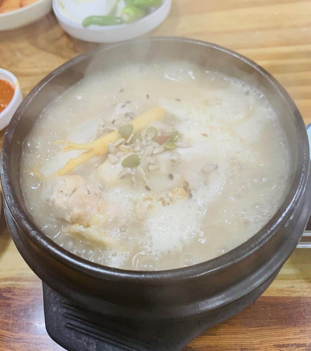 入江悠さんのインスタグラム写真 - (入江悠Instagram)「真夏に冷房の効いた食堂でふうふう食べるサムゲタンは格別。 代謝良くなった気がする。 韓国の食堂にて。」8月2日 19時08分 - u_irie