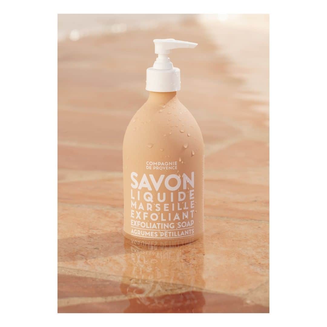 のインスタグラム：「10K, MERCI ! #CONCOURS⁠ ⁠ Nous sommes heureux de voir que vous êtes de plus en plus nombreux à partager notre vision contemporaine de la Provence 🌿 Pour fêter cela, nous proposons à 5 d’entre vous de remporter un Savon Liquide de Marseille Exfoliant : LE compagnon idéal pour prendre soin de votre peau cet été! ☀️⁠ Pour participer, rien de plus simple : ⁠ - suivre notre compte @compagniedeprovence⁠ - liker la photo⁠ - mentionner 3 ami(e)s en commentaire ⁠ ⁠ Résultats mercredi 07/08/2019. ⁠ Concours ouvert pour toute l’Europe 🌍⁠」
