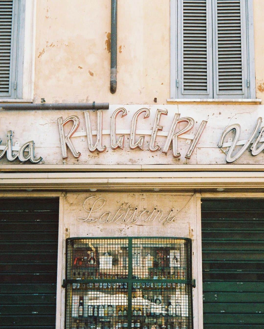 Carin Olssonさんのインスタグラム写真 - (Carin OlssonInstagram)「It seems impossible for me to go to Italy without spending a few days in Roma whenever it turns out to be possible... ♥️ I loved these days before continuing my Italian holiday somewhere else 😍 #portra400」8月2日 19時02分 - parisinfourmonths