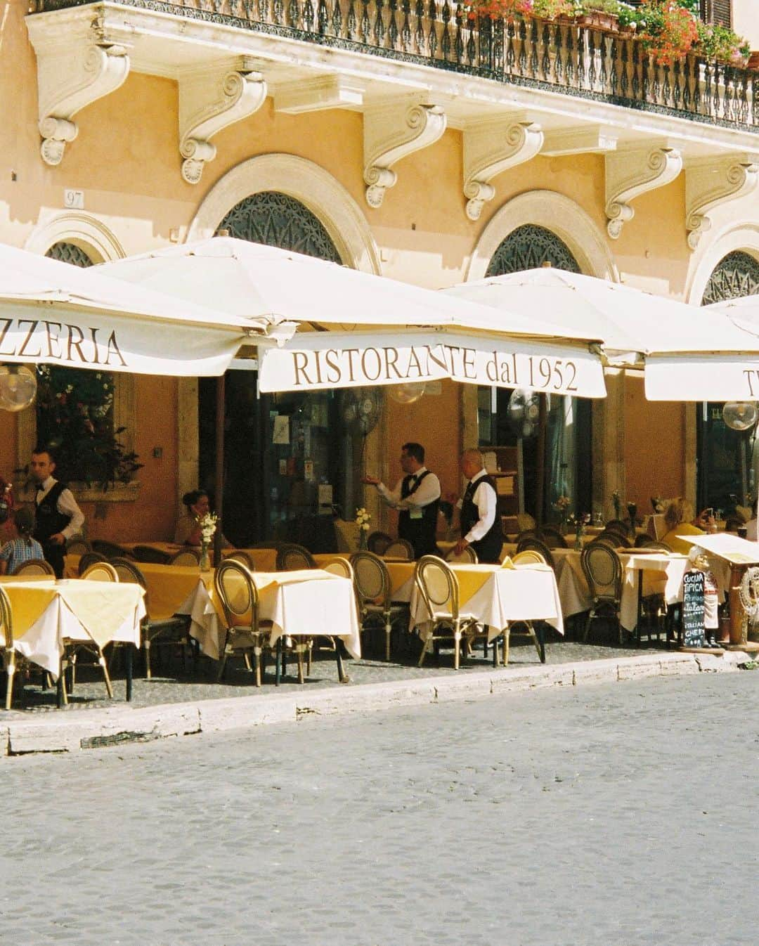 Carin Olssonさんのインスタグラム写真 - (Carin OlssonInstagram)「It seems impossible for me to go to Italy without spending a few days in Roma whenever it turns out to be possible... ♥️ I loved these days before continuing my Italian holiday somewhere else 😍 #portra400」8月2日 19時02分 - parisinfourmonths