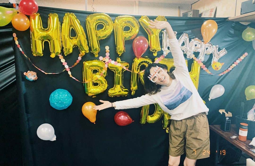 水川あさみのインスタグラム：「そそそそう言えば！ 7月24日に36歳になりました🎂  現場でもお祝いしてもらって、朝支度しに行くとこんなサプライズ。嬉しいやねぇ🥰 おめでとうメッセージも沢山ありがとうございました。  わたしはわたし。色んなこと面白がって生きたいと思います💃 かしこ」