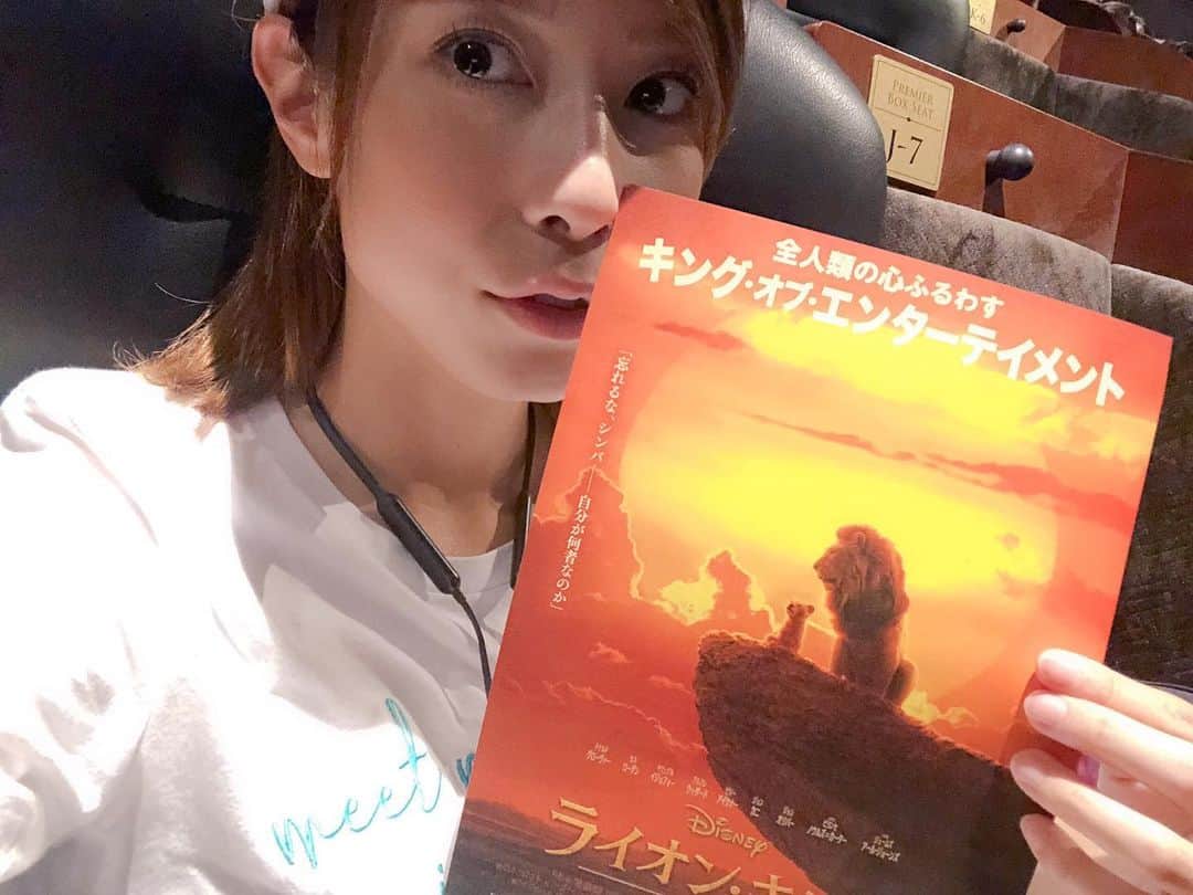 のインスタグラム：「. 8月9日に公開される#映画 『ライオン・キング』をひと足お先に見てきました🎬 #ライオンキング といえば#ディズニー映画 としても、#ミュージカル としても世界中にたくさんのファンがいる#不朽の名作 であることは皆さんもご存知だと思うのですが 今作は今までと全く違った、想像を超えるライオンキングに仕上がっています..✨✨ #ドナルドグローヴァー や#ビヨンセ といった#グラミー賞 受賞アーティスト達が歌う主題歌に、世界最高峰の#VR 技術によって作成された、実写もアニメも超えた超実写版映像 いい意味で途中から、あれ..私何の映画見に来てたんだっけ？と思ってしまうほどです。笑 懐かしくて新しいこの感動を皆様もぜひ映画館に体感しにいらしてください...🦁 . #これぞキングオブエンタメ  #lionking  #disney  #movie #selfie  #ディズニー #心配ないさ」