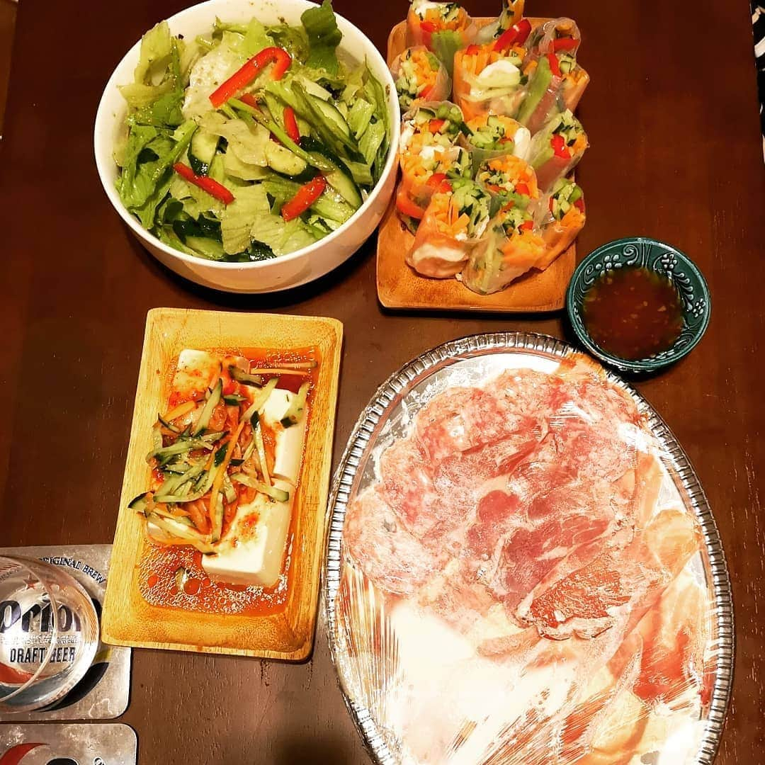 高見こころさんのインスタグラム写真 - (高見こころInstagram)「先日、ゆきちゃん宅で"てら飯"会開催✨ 第一回目は海老祭りだったのー❣️ お腹もココロも満タンになって、食べきれない分はお弁当にして翌日朝ごはんでいただきました～(*^^*)✨ ホンマ美味しすぎ! 楽しすぎた～!!!!感謝💕 #海老祭り #エスニック料理 #おうちご飯 #生春巻き #てら飯 #寺田有希 #木本夕貴 #唐揚げ #絶品」8月2日 19時16分 - cocoro_takami