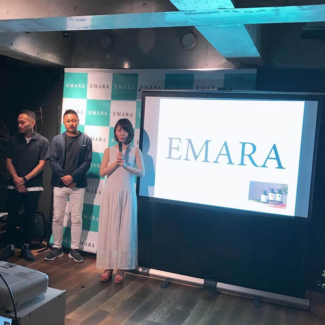 のインスタグラム：「昨日はオーガニックハーブを愛して止まない @miyazaki_nobuko ちゃんプロデュース 『EMARA』関係者向け発表会でした🌿 ✳︎ 以前、のぶこちゃんご本人が忙しさで体調を崩した時に救ってくれたのがオーガニックハーブだったそうです🌿 かなりのこだわって作った『EMARA』誕生秘話もお聞きしながら仲間達と楽しい時間を過ごしました🌿 ✳︎ 会場では ゴルフタレント @kuroda.cc さん、美容ライター @fumuchi さん モデル @maeyuka さん、同じ事務所のメンバーとも和気藹々✨ ご出身の宮崎特産のお酒やマンゴーなど頂いてお腹もココロも満足😊 ✳︎ 私もハーブや漢方などの薬草はサロンやプライベートでも愛用してるので、のぶこちゃんの熱い想いがよく伝わってきました✨ 応援しています❤️ ✳︎ #emaraorganic #EMARA #ローンチパーティー  #herb  #aroma  #国産 #オーガニックハーブ  #異性が好む香り #宮崎 #宮崎宣子 さん #応援してるよ」