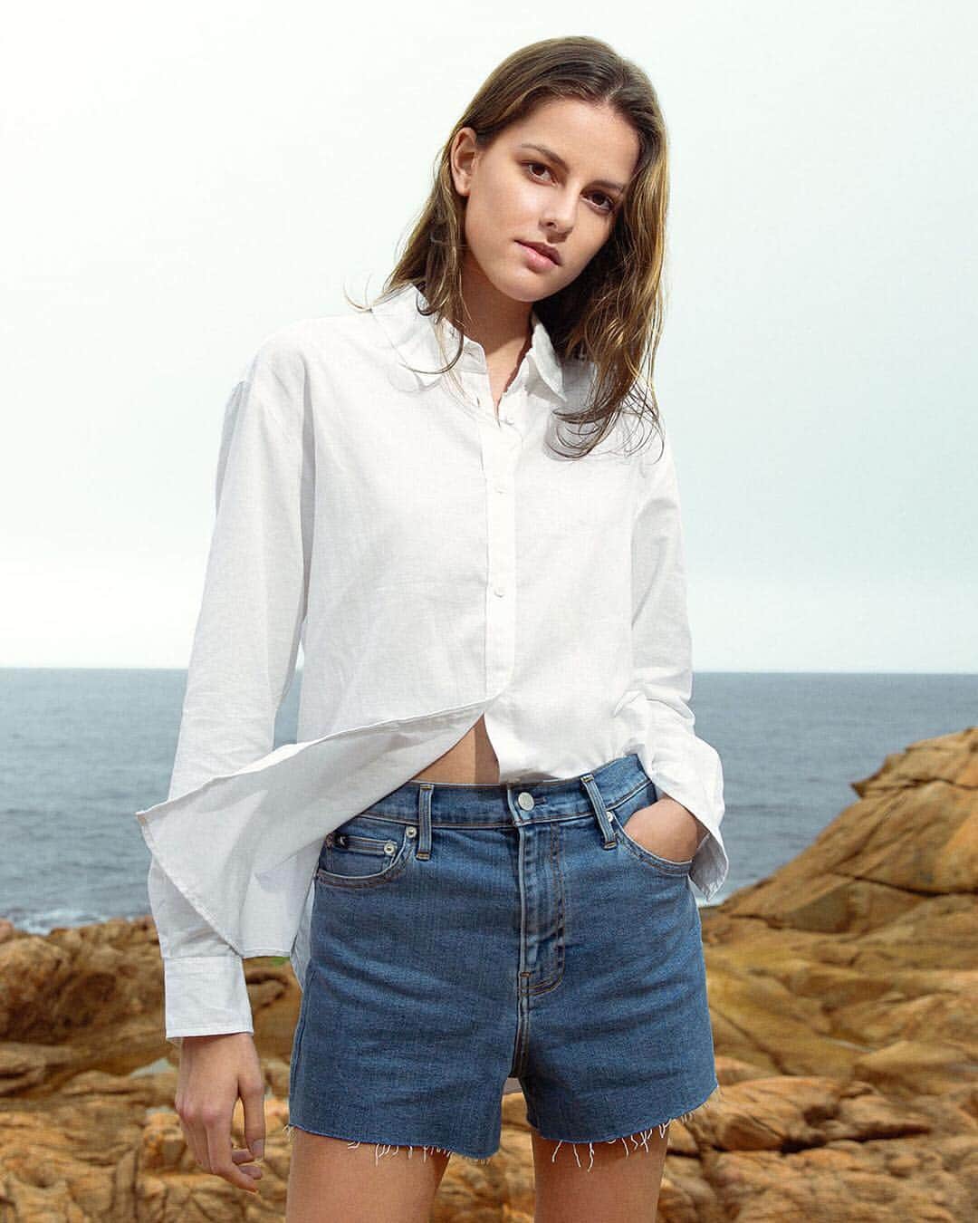 Calvin Kleinさんのインスタグラム写真 - (Calvin KleinInstagram)「Effortless, always — our #CALVINKLEINJEANS linen shirt is lightweight and the perfect cool-down style for #Summer ⠀⠀⠀⠀⠀⠀⠀⠀ Shop at calvinklein.com  Relaxed Linen Shirt [Asia]」8月2日 19時12分 - calvinklein