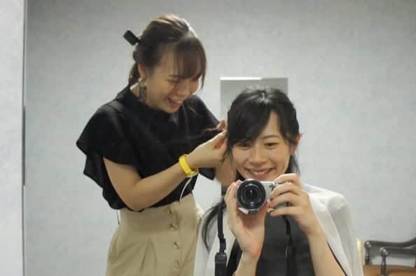 のインスタグラム：「. 前回の投稿の続き💡 まいちゃんによるヘアアレンジ中の写真です😊 . 小6、中1の2年間しか一緒にいられなかったけれど 一緒に通学していたまいちゃん😊 大人になってこうした機会が来るとは、、、 およそ20年前は まったく予想できていませんでした(*´｀) . そして完成した髪型がすごすぎてびっくり！👀✨(6枚目) いろんな嬉しい気持ちをもって 司会本番に向かえました😊 . . . #ヘアメイク さん #ヘアアレンジ#アップスタイル  #フリーアナウンサー #司会者 .. 出逢ったのは#広島 昨春から#東京 に住むという 同じタイミングで近くにいられる嬉しさ😍#ご縁」